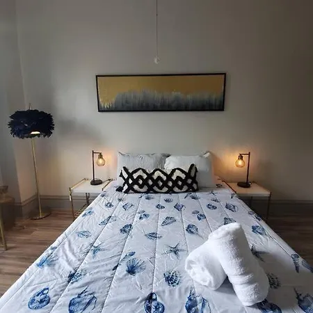 Industrial And Modern Studio For Two Gaslamp District! Perfectly Located Near Downtown! Your Home Away From Home!